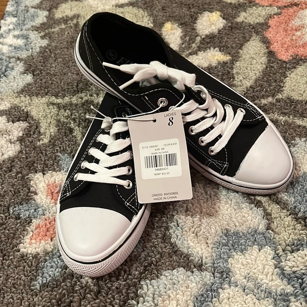 NWT Canvas woman’s Black sneakers
